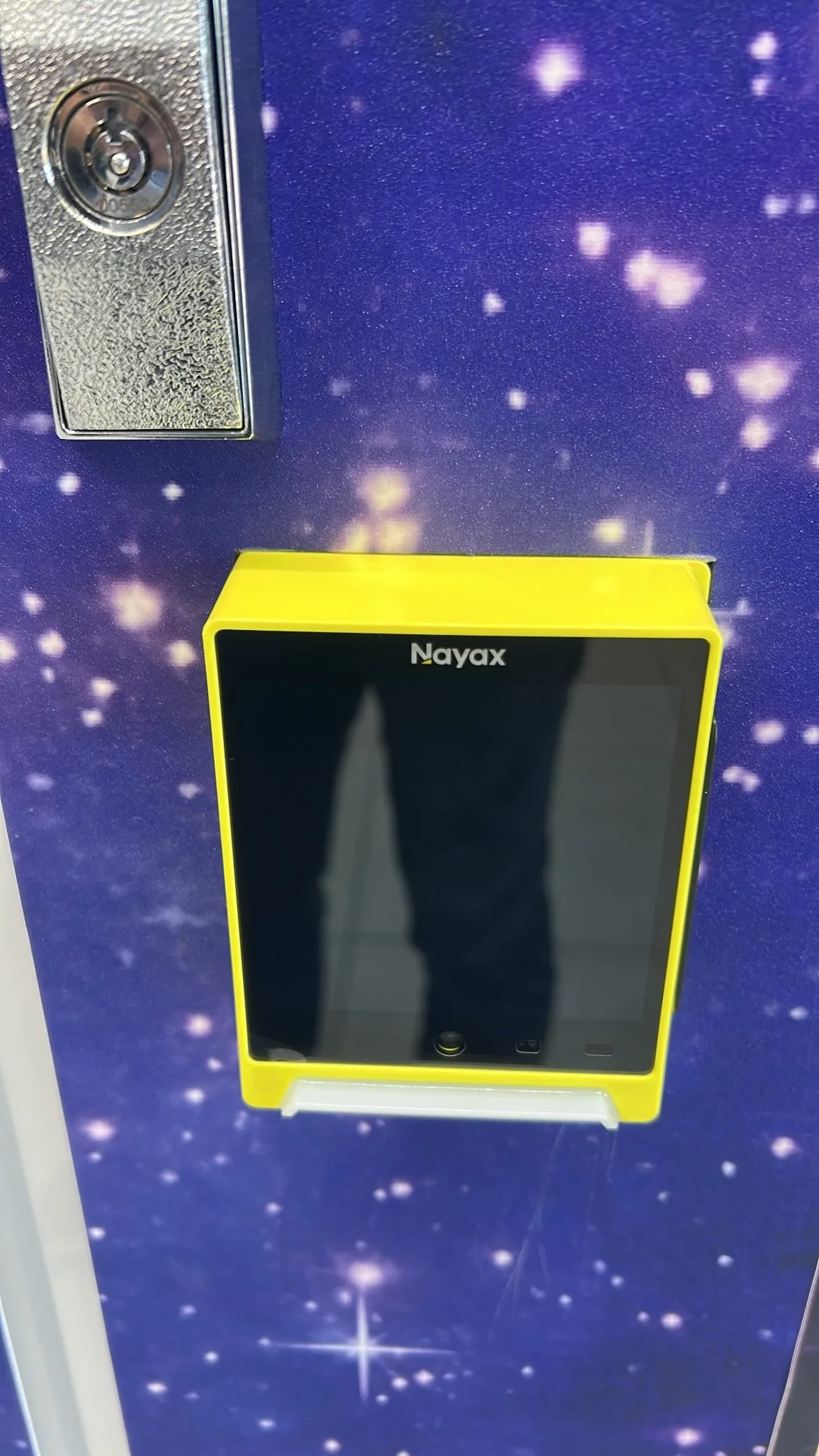 Nouveau lecteur Nayax Media4 installé sur la machine Tsuki Universe de Brignoles le 22 septembre 2026